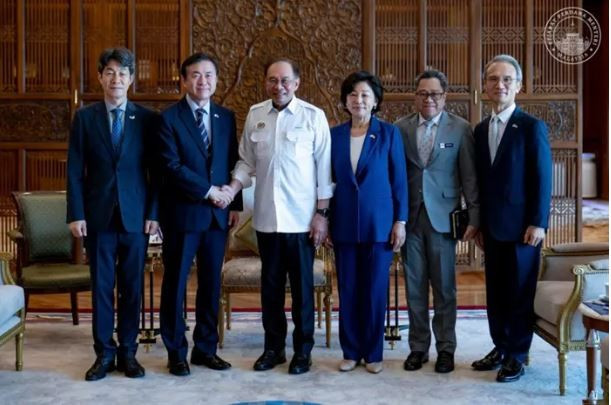 Malaysian Prime Minister Datuk Seri Anwar Ibrahim (fourth from right) welcomes the RoK President’s Special Envoy Kim Young Choon (Photo: Prime Minister Anwar Ibrahim's Facebook)