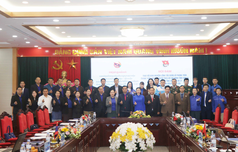 Delegates to the talks between the Youth Union of Vietnam’s Son La province and the Youth Unions of Laos' Oudomxay and Xayabury provinces (Photo: VNA)