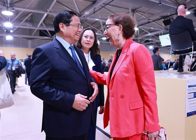 Vietnamese Prime Minister Pham Minh Chinh (L) meets with UNCTAD Secretary-General Rebeca Grynspan. (Photo: VNA)