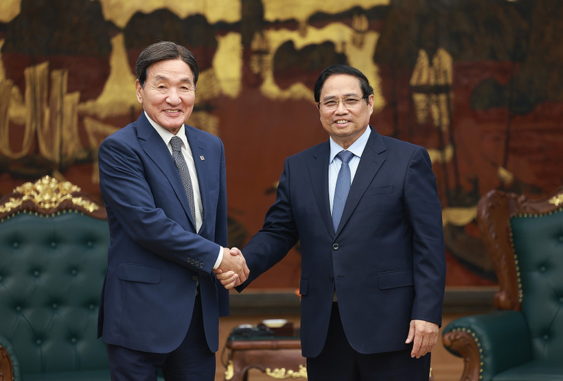 Prime Minister Pham Minh Chinh (R) receives Park Chang-dal, Special Envoy of the RoK President (Photo: VNA)