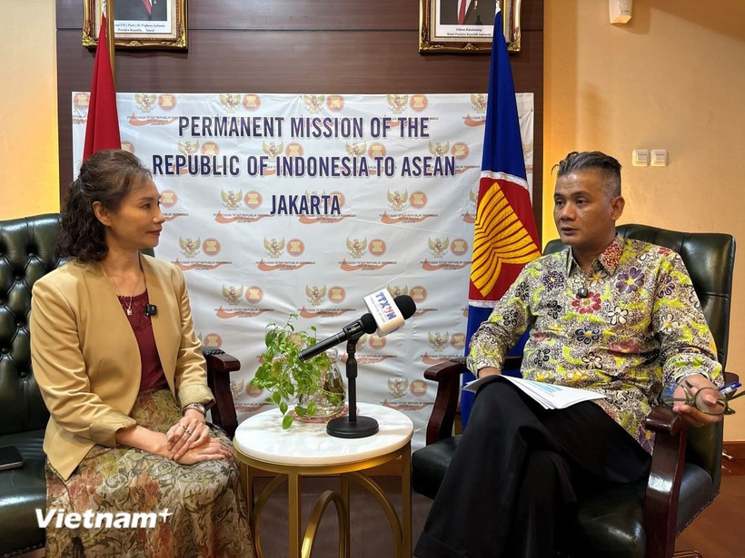 Ambassador Derry Aman (right), Permanent Representative of Indonesia to ASEAN, talks to the Vietnam News Agency correspondent in Jakarta. (Photo: VNA)