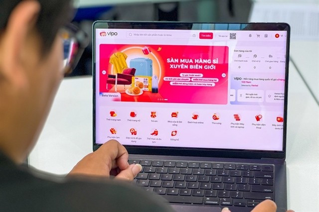 From 4 billion USD in 2015, the size of the e-commerce market increases eightfold to reach 32 billion USD last year. (Photo: VNA)