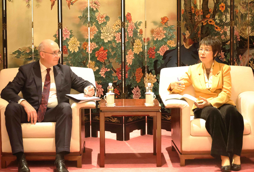 General Director of the Vietnam News Agency Vu Viet Trang (R) and Director General of the Russian news agency TASS Andrey Kondrashov at their working session on the sidelines of the 57th OANA Executive Board Meeting. (Photo: VNA)