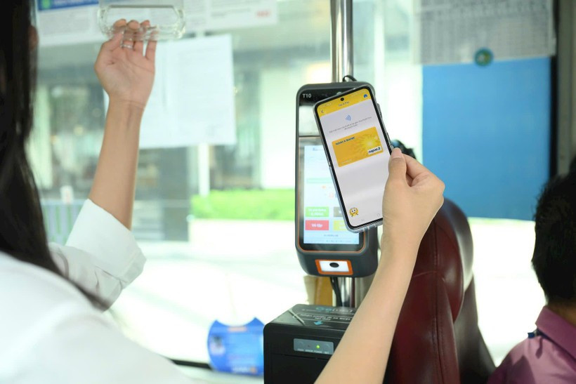 Contactless payment using NAPAS card on the bus network. (Photo: nhandan.vn) 