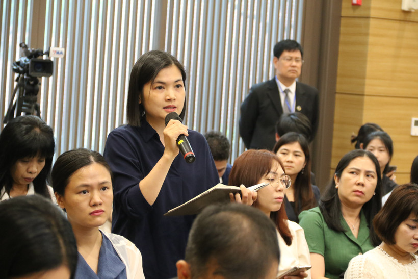A Vietnamese in the Republic of Korea raises her question at the event (Photo: VNA)