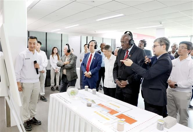 President of the National Assembly of People’s Power and President of the Council of State of Cuba Esteban Lazo Hernández visits Nestlé Bong Sen Company (Photo: VNA)