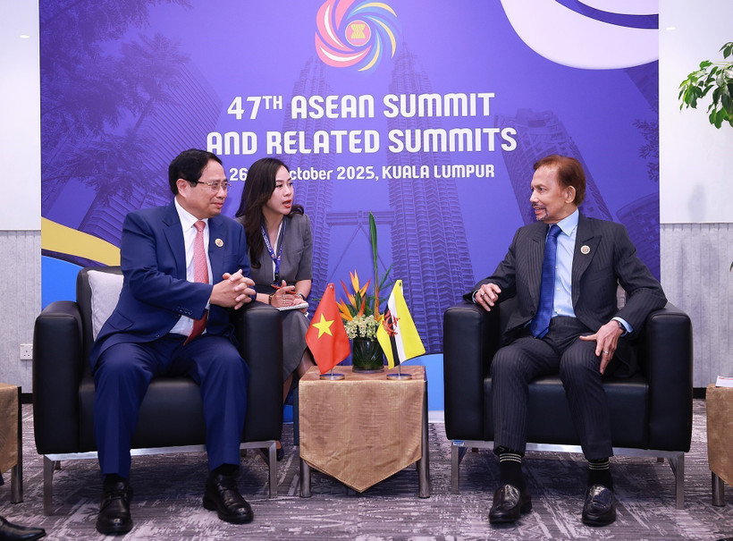 Prime Minister Pham Minh Chinh (L) meets with Brunei’s Sultan Haji Hassanal Bolkiah in Kuala Lumpur on October 28. (Photo: VNA)