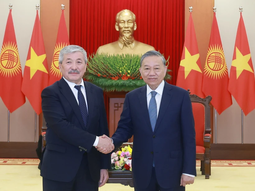 Party General Secretary To Lam (R) welcomes Kyrgyz Prime Minister Adylbek Kasymaliev in Hanoi on March 6. (Photo: VNA)