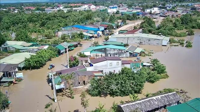 Ea Rok, Ea Bung, and Ea Sup communes in Dak Lak province submerged in floodwaters. (Photo: VNA)