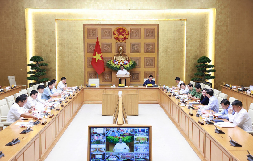 Prime Minister Pham Minh Chinh chairs a teleconference to review recovery efforts following the devastating impact of Typhoon Bualoi, and to prepare for the arrival of Typhoon Matmo. (Photo: VNA)