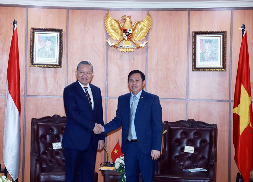 Party General Secretary To Lam (L) meets with Speaker of the Regional Representatives Council of Indonesia Sultan Bachtiar Najamudin in Jakarta on March 11. (Photo: VNA)