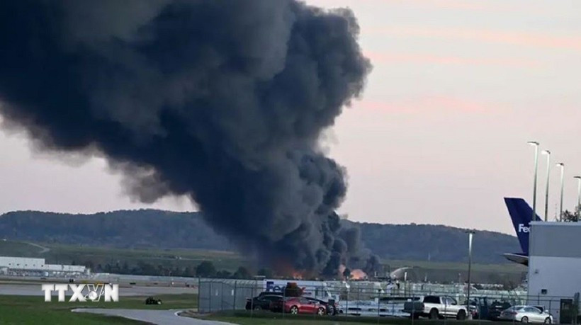 Smoke rises at the UPS cargo plane crash scene (Photo: Getty Images/VNA) 