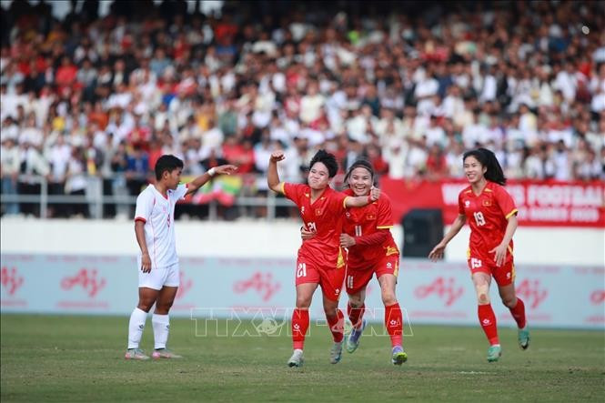 Vietnamese players celebrate Van Su’s opening goal. (Photo: VNA)