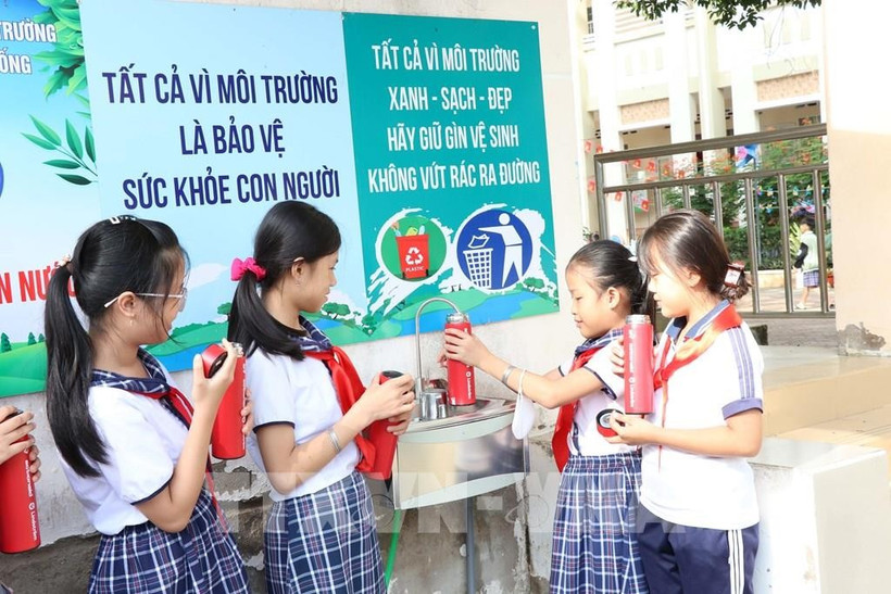 Students at Vinh Long's Kim Dong Primary School gain access to clean water (Photo: VNA)