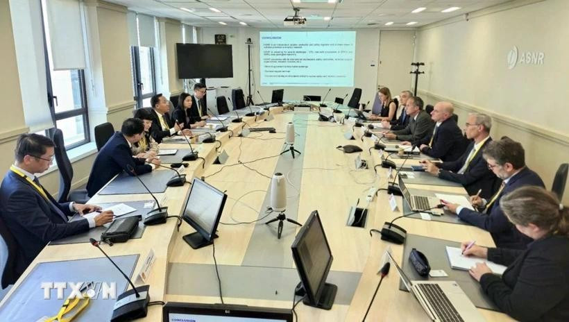 At the meeting between Deputy Minister of Industry and Trade Nguyen Hoang Long and representatives from the French Authority for Nuclear Safety and Radiation Protection (ASNR) and the French Alternative Energies and Atomic Energy Commission (CEA). (Photo: VNA)