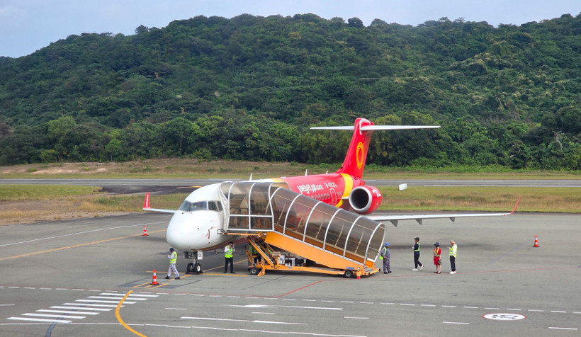 A Vietjet aircraft at Con Dao airport (Photo: VNA)