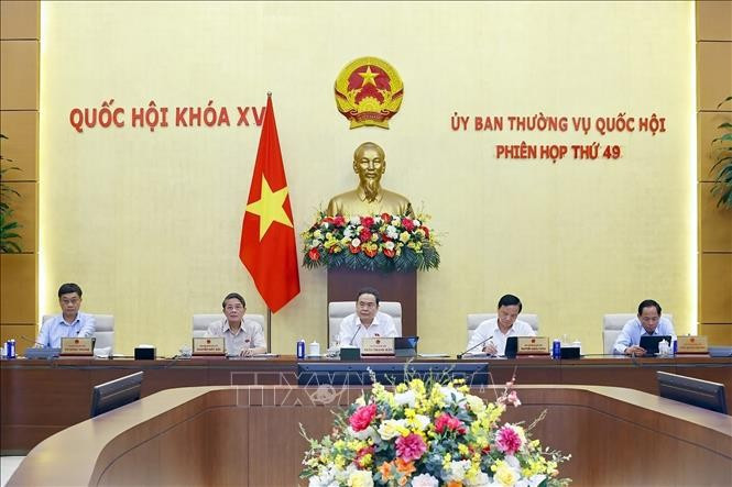 NA Chairman Tran Thanh Man (C) speaks at the session (Photo: VNA)