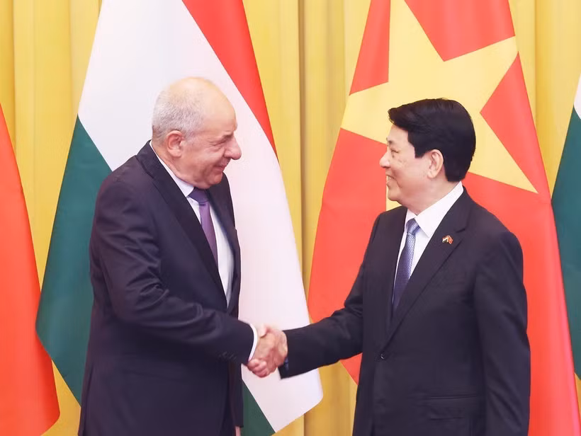 State President Luong Cuong (R) welcomes Hungarian President Sulyok Tamas in Hanoi on May 28. (Photo: VNA)