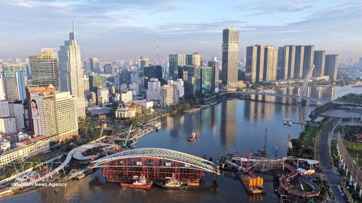 Main span of Saigon River pedestrian bridge joined