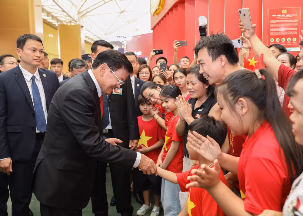 lao-cambodian-leaders-visit-exhibition-of-vietnams-achievements-1.jpg