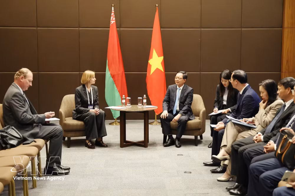 vnanet-deputy-pm-ho-quoc-dung-and-deputy-pm-of-belarus-natalya-petkevich.jpg