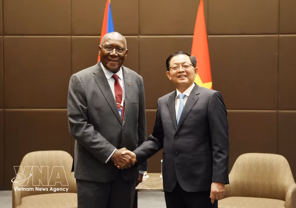 vnanet-deputy-pm-ho-quoc-dung-and-vice-president-of-cuba-salvador-valdes-mesa.jpg