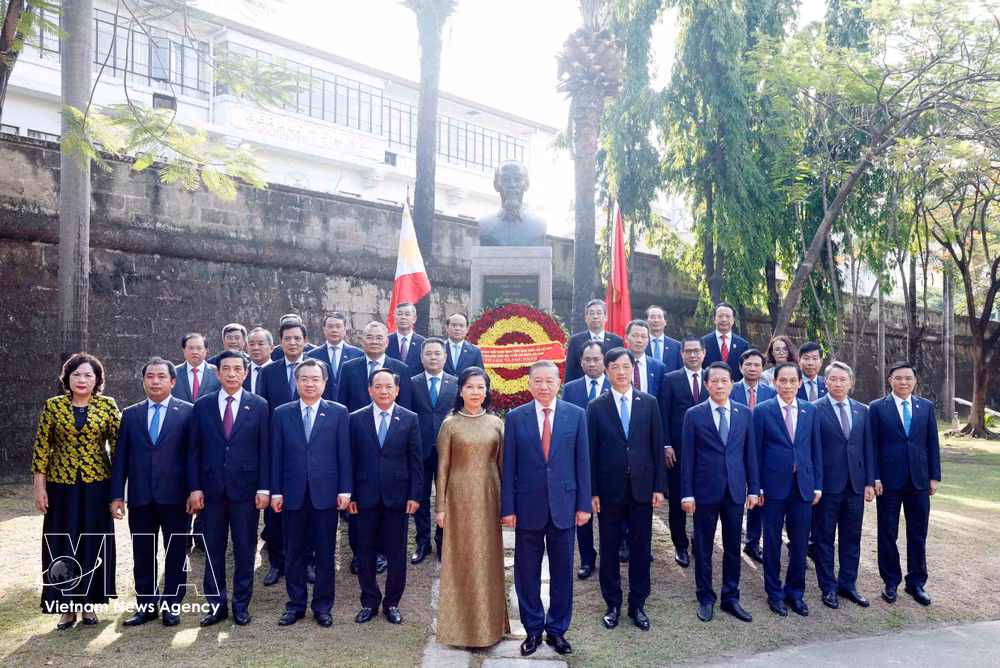 vnanet-top-vietnamese-leader-pays-tribute-to-president-ho-chi-minh-in-manila-2.jpg