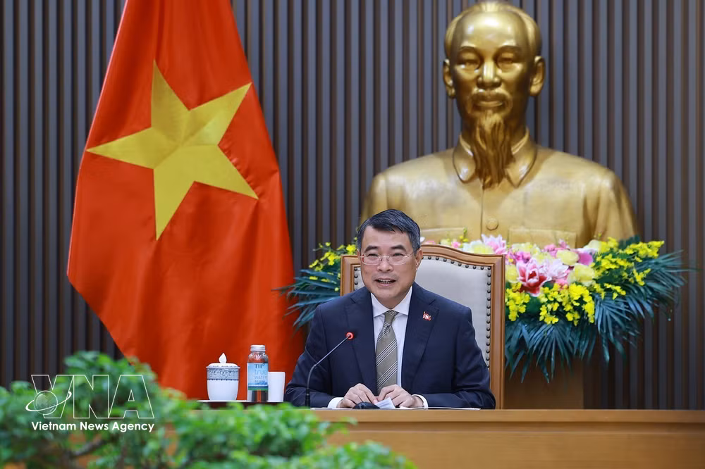 Prime Minister Le Minh Hung at the phone talks with his Canadian counterpart Mark Carney on July 21 (Photo: VNA) vnanet-vietnam-canada-relations-2.jpg