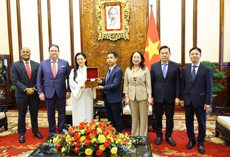vice-president-receives-vietnamese-american-female-astronaut-2.jpg