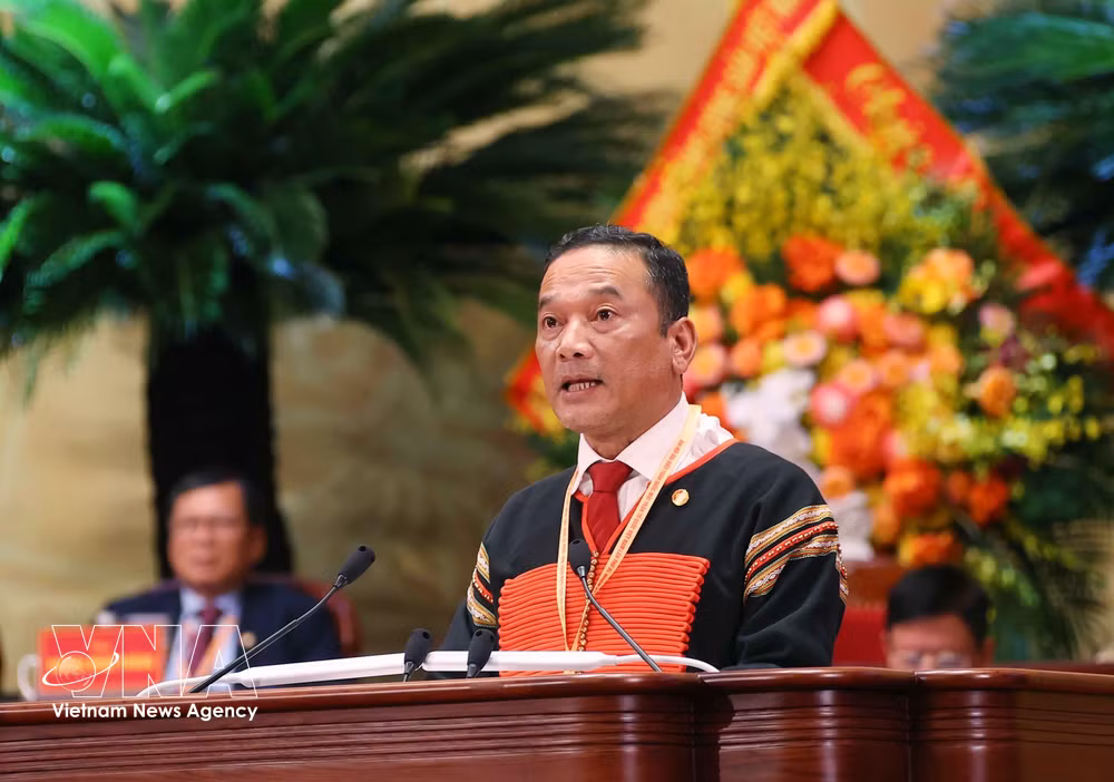 Y Giang Gry Nie Knong, Vice Secretary of the Party Committee and President of the VFF Committee of Dak Lak province, delivers a speech at the congress on May 12, 2026. (Photo: VNA)