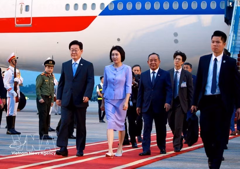 korean-president-arrives-in-hanoi.jpg