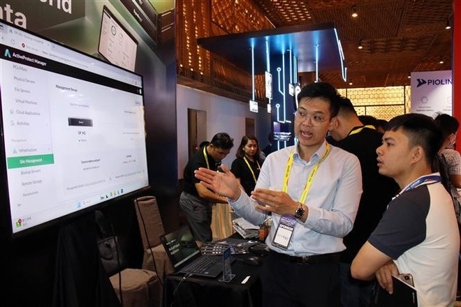 Visitors at an exhibition as part of activities in the Summit (Photo: VNA) vna-potal-hoi-thao-va-trien-lam-quoc-te-vietnam-security-summit-2025-8049475.jpg