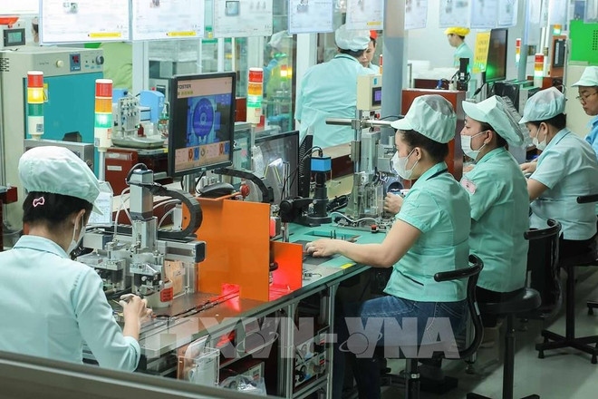 Workers at Foster Electric (Vietnam) Company, a wholly Japanese-owned enterprise. (Photo: VNA) 154520-binh-duong-khang-dinh-suc-hut-manh-me-ve-dau-tu.jpg
