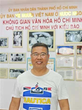 Nguyen Quang Thanh in an interview with the VNA (Photo: VNA) vna-potal-50-nam-thong-nhat-dat-nuoc-kieu-bao-huong-tron-trai-tim-ve-to-quoc-8005067.jpg