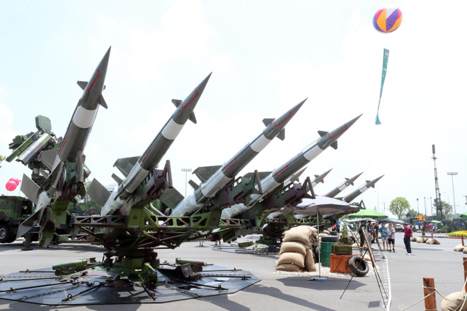 An outdoor exhibition showcases missiles and military equipment developed and upgraded by Vietnam’s Defence Industry Groups. (Photo: VNA) vna-potal-khu-trung-bay-cua-bo-quoc-phong-de-lai-nhieu-an-tuong-cho-nguoi-xem-8240660.jpg