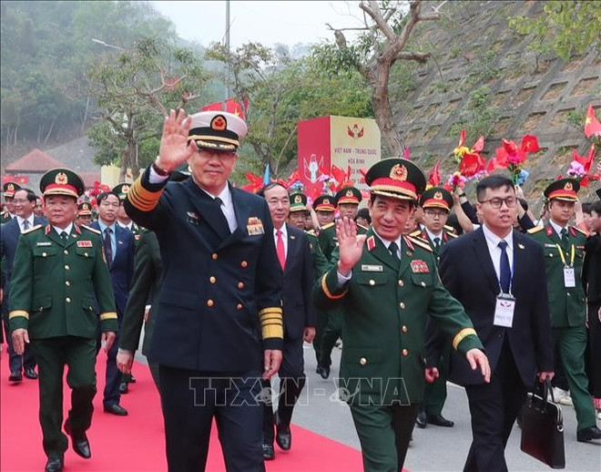 Vietnamese Minister of National Defence General Phan Van Giang (R) and Chinese Minister of National Defence Dong Jun at the Huu Nghi International Border Gate. (Photo: VNA) vietnam-china-2.jpg
