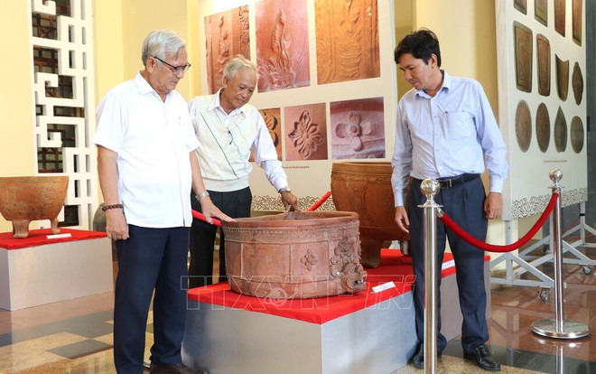 An exhibition of the traditional Quang Duc pottery village at the Phu Yen Provincial Museum. (Photo: VNA) 125331-vna-potal-phu-yen-bao-ton-va-phat-huy-gia-tri-gom-quang-duc-gan-du-lich-lang-nghe-8063846.jpg