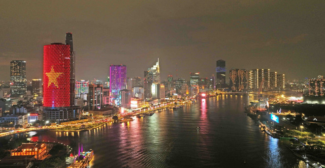 Ho Chi Minh City – the country’s leading economic, cultural, and tourism hub – lit up brilliantly at night. (Photo: VNA) vna-potal-mien-nam-vuon-minh-manh-me-sau-50-nam-thong-nhat-8002781.jpg