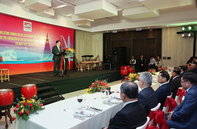 President Luong Cuong delivers his welcoming remarks (Photo: VNA) vna-potal-50-nam-thong-nhat-dat-nuoc-chu-tich-nuoc-luong-cuong-chieu-dai-cac-doan-khach-quoc-te-8004391.jpg