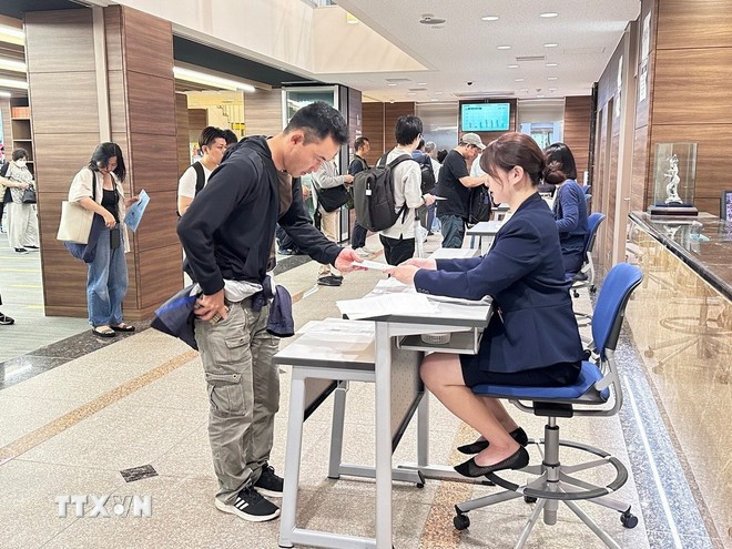 Candidates register for the exam. (Photo: VNA)