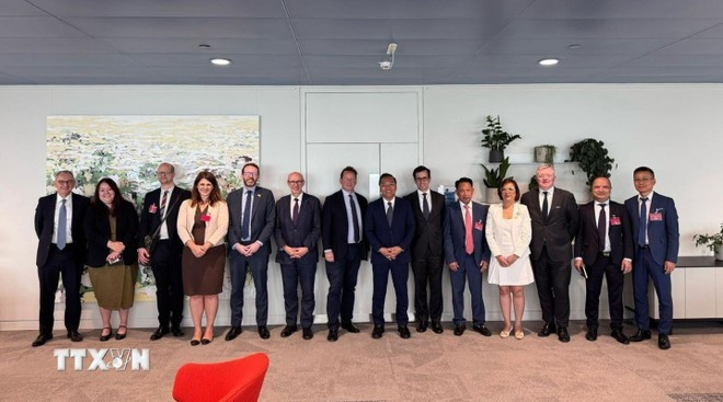 Leaders and representatives from ministries and the embassies of both countries pose for a group photo at the third meeting of the UKVFTA Trade Committee. (Photo: VNA) hop-tac-kinh-te-va-thuong-mai-viet-nam-vuong-quoc-anh-1507-3.jpg
