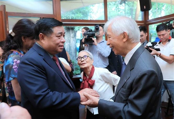 vna-potal-le-trao-tang-huan-chuong-bac-dau-boi-tinh-bac-si-quan-cho-hai-nha-khoa-hoc-nguoi-phap-goc-viet-8315693-1.jpg