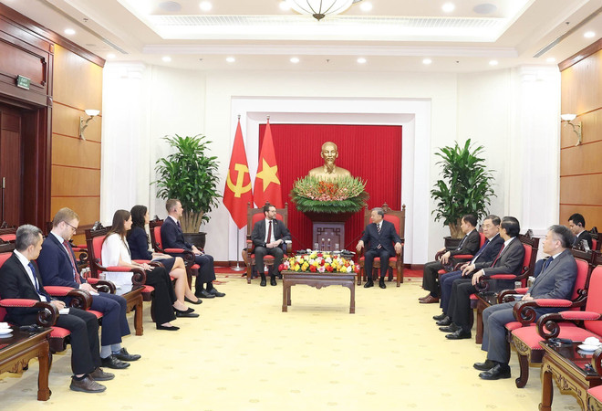 The meeting between Party General Secretary To Lam and British Ambassador to Vietnam Iain Frew on October 17. (Photo: VNA) (Photo: VNA) vna-potal-tong-bi-thu-to-lam-tiep-dai-su-anh-va-bac-ireland-8345773.jpg