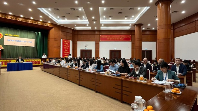 The Ministry of Finance has conducted a comprehensive review of import tariffs and advised the government to issue Decree No. 73, dated March 31, to reduce import duties on certain goods. (Photo: VietnamPlus) chinh-sach-3.jpg