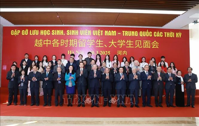 General Secretary To Lam and delegates attend the "Vietnam-China Alumni Gathering" event. (Photo: Thong Nhat/VNA) to-lam-luu-hoc-sinh-vn-tq-20032025-03.jpg