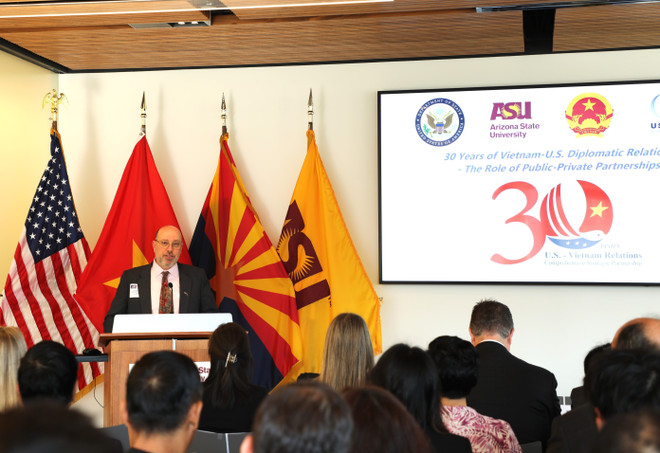 US Deputy Assistant Secretary of State Andrew Herrup speaks at the seminar. (Photo: VNA) vna-potal-kinh-te-tu-nhan-cau-noi-ben-vung-trong-quan-he-song-phuong-viet-nam-my-8144531.jpg
