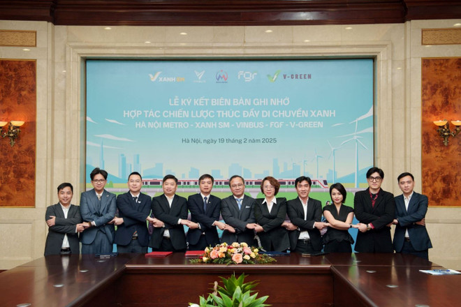 Representatives from stakeholders at the MoU signing cerenomy. (Photo: VNA) hop-tac.jpg