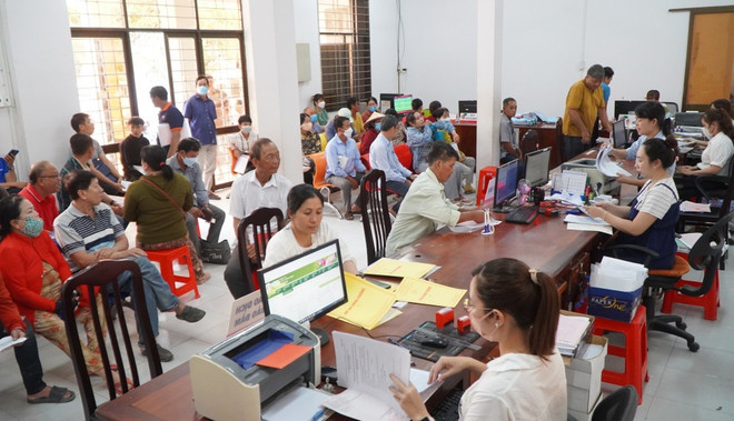 Residents carry out administrative procedures at the newly established My Tho Commune Public Administrative Service Centre in Dong Thap province. (Photo: VNA)