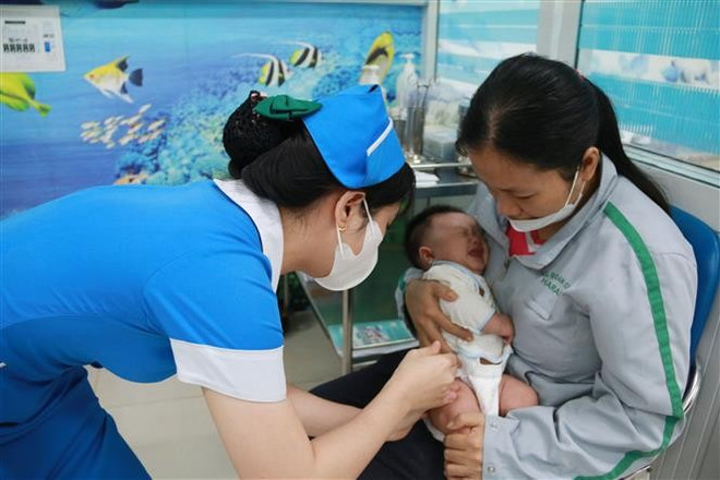 A two-month-old baby girl receives a six-in-one vaccine at Dong Nai Children’s Hospital. (Photo: VNA) vna-potal-nguoi-dan-dong-nai-chu-dong-di-tiem-vaccine-phong-benh-bach-hau-7488530.jpg