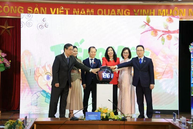 Deputy Minister of Foreign Affairs Le Thi Thu Hang (third from the right) and delegates press the button to launch the programme “Tieng Viet Dieu Ky,” (Amazing Vietnamese Language) co-produced by VTV4 and the Vietnam Education Publishing House. (Photo: VietnamPlus) tieng-viet-1.jpg